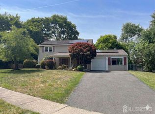 16 Neptune Ct, Somerset, NJ 08873