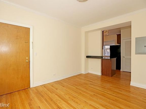3rd image of 1214 W Waveland Ave