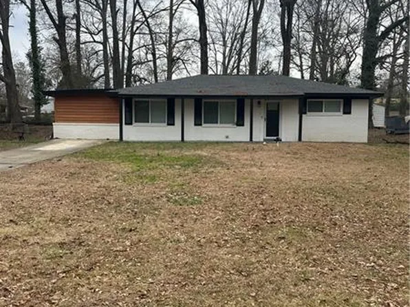 907 N 13th St, Lanett, AL 36863