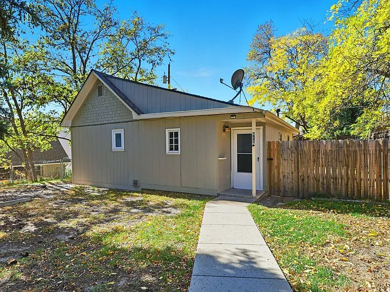 415 Lewis St — Photo 1