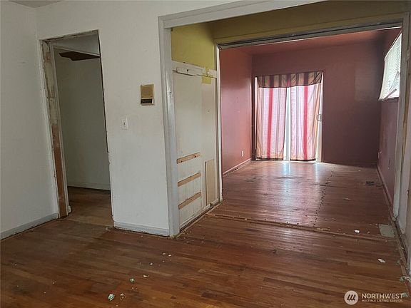 4th image of 16919 12th Place NE