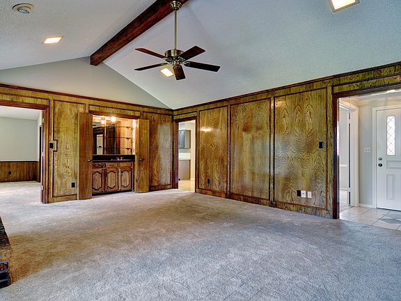 3rd image of 909 Foxwood Dr