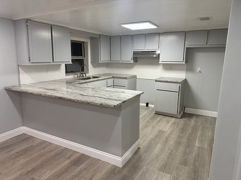 622 Ayer St — Photo 4