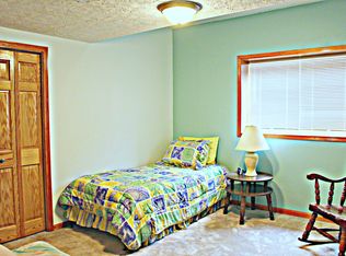 319 Sunshine Ln, Faribault, MN 55021