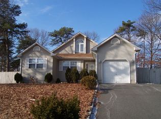 91 Samantha Dr, Coram, NY 11727