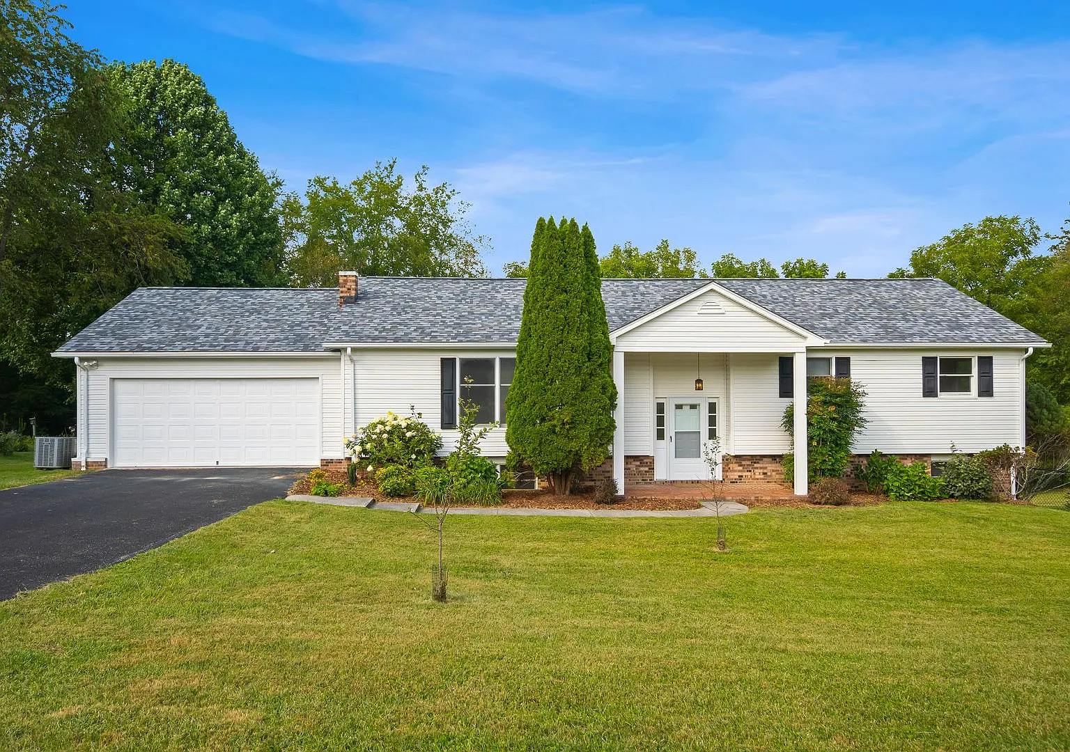 Welcome to this comfortable and spacious single-family home in the desirable Glade-Westover neigh... — Photo 1