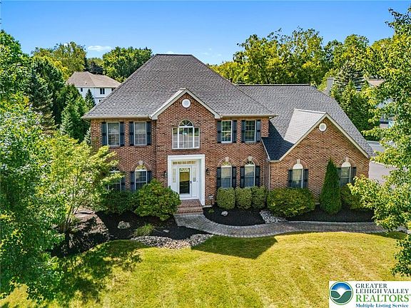 3rd image of 1674 Woodfield Dr