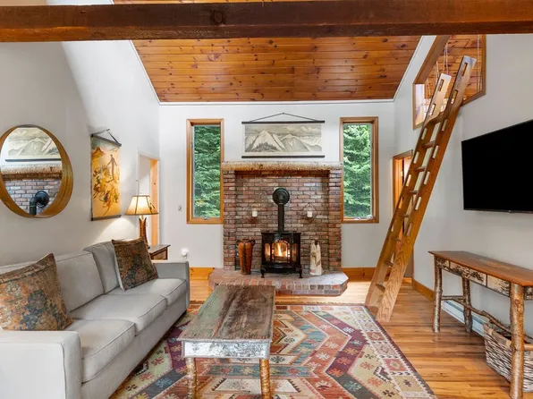 81 Bear Cub Ln, Lake Placid, NY 12946