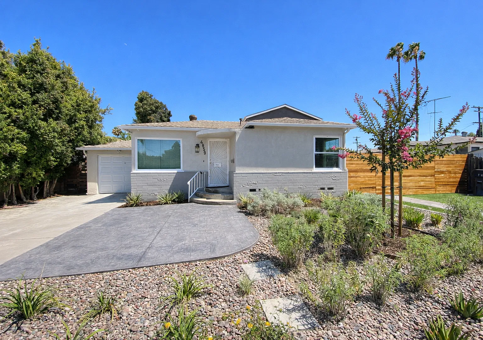 5BD/3BA, Private Fenced Yard!! — Photo 2