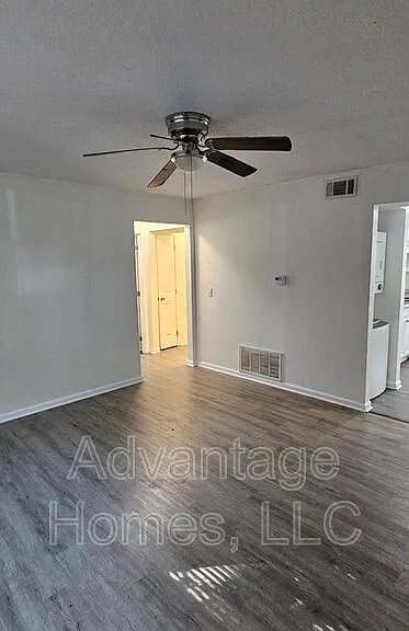 702 N 70th St — Photo 2