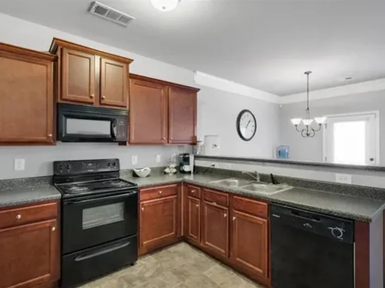 596 Oakside Pl — Photo 6