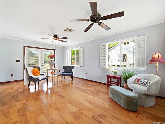 3rd image of 158 Travis St