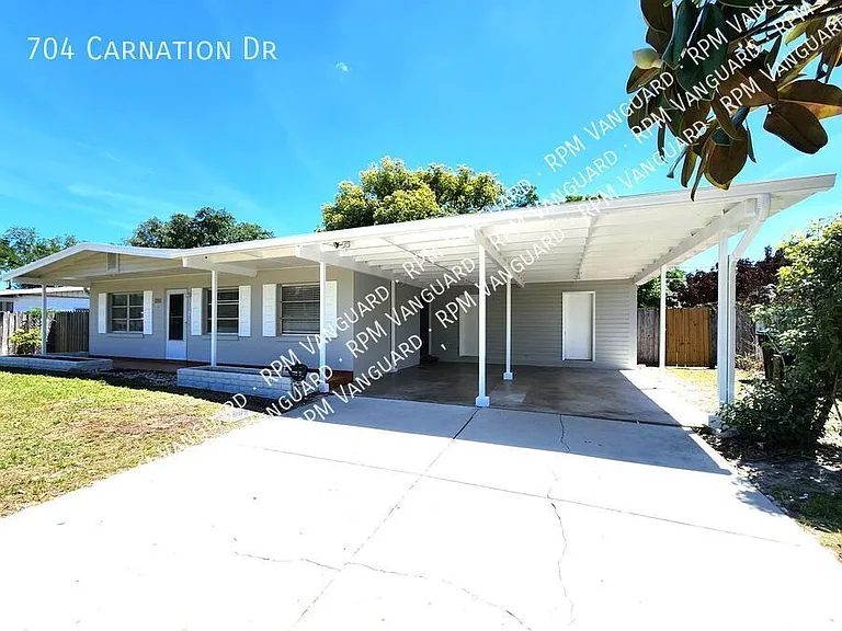 704 Carnation Dr — Photo 1