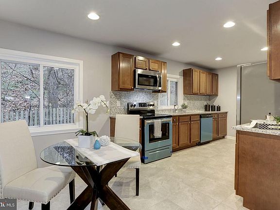 5th image of 1015 Waterbury Heights Dr
