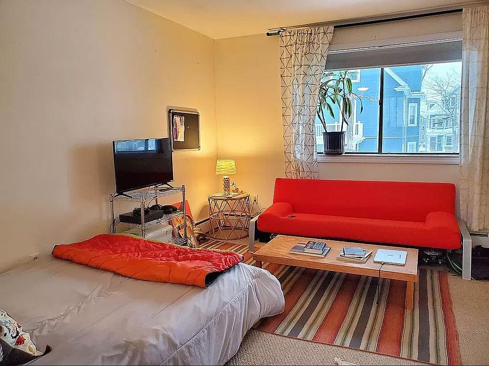 Lots of light in the living area. Quite Street. 5 mins to Mass Ave, and buses.