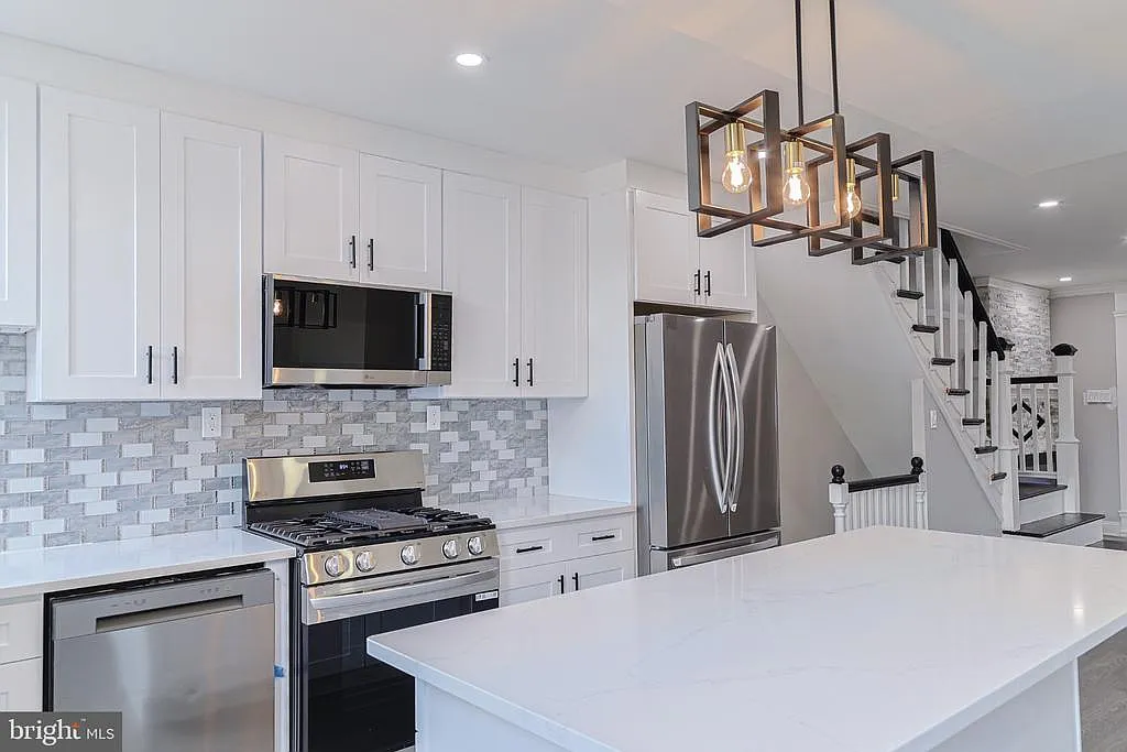 3 bed, 1.5 bath, 1152 sqft, $2,300 — Photo 4