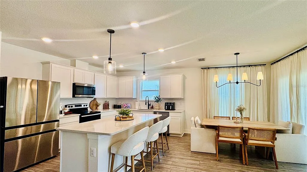 4 bed, 2.0 bath, 1844 sqft, $2,400 — Photo 3