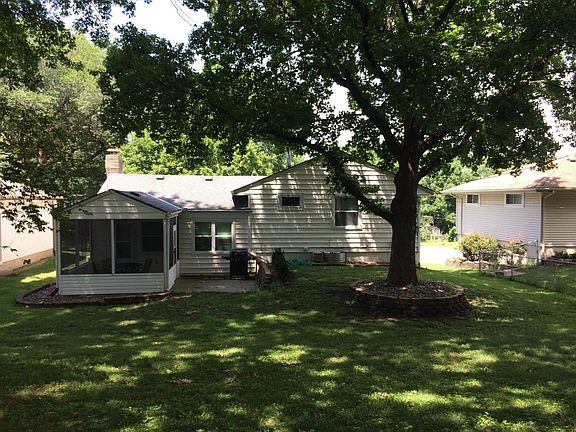 3rd image of 8709 Summit St