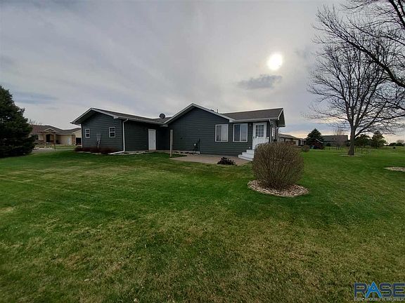 3rd image of 32 Golf Dr