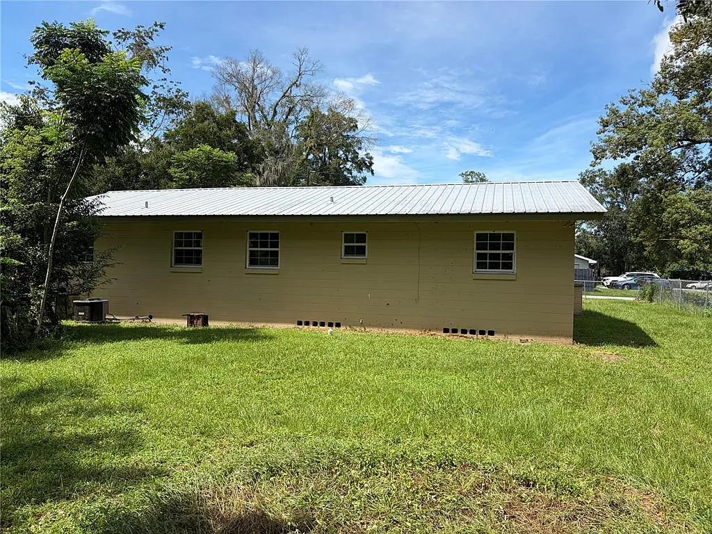2 bed, 1.0 bath, 936 sqft, $1,700 — Photo 3