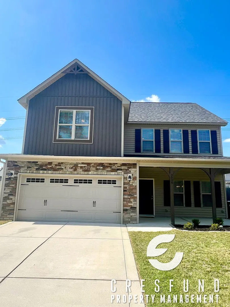 Spacious 4 Bedroom Pet Friendly — Photo 1