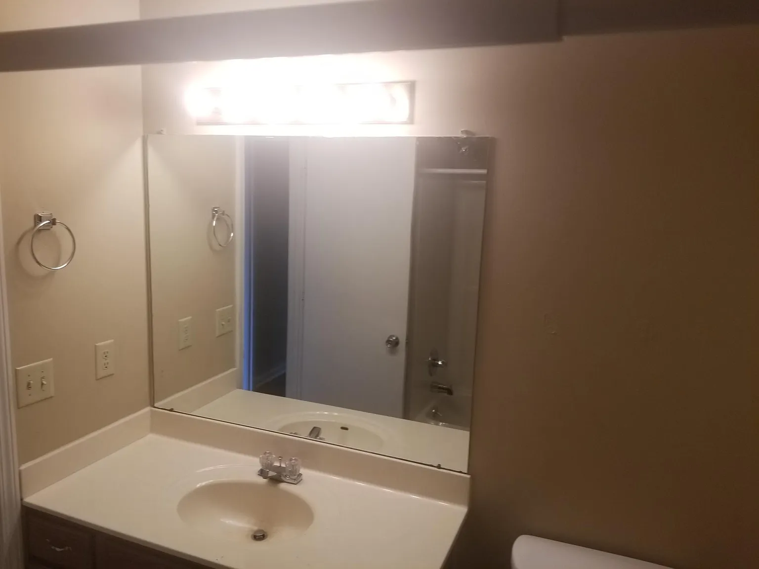 2 bed, 1.5 bath, 1040 sqft, $900 — Photo 4