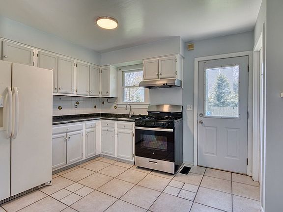 4th image of 27 Bayview Ave