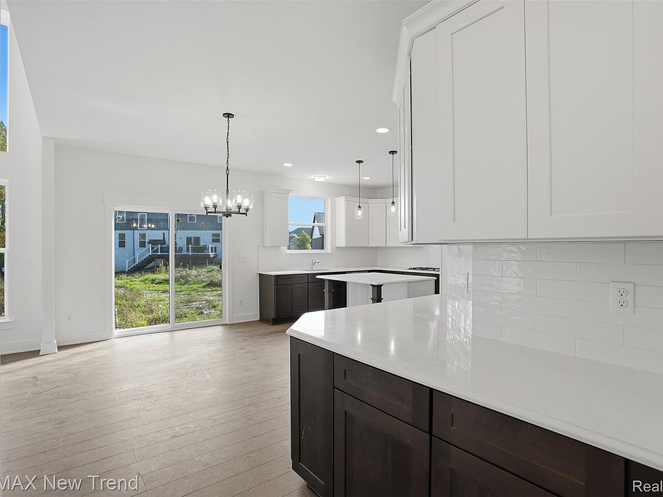 24488 Pembrooke Dr, photo 19
