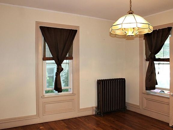 4th image of 306 E Wall St