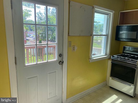 4th image of 2933 Cherry St