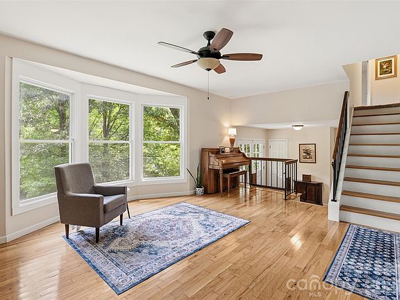 4th image of 1296 N Country Club Dr
