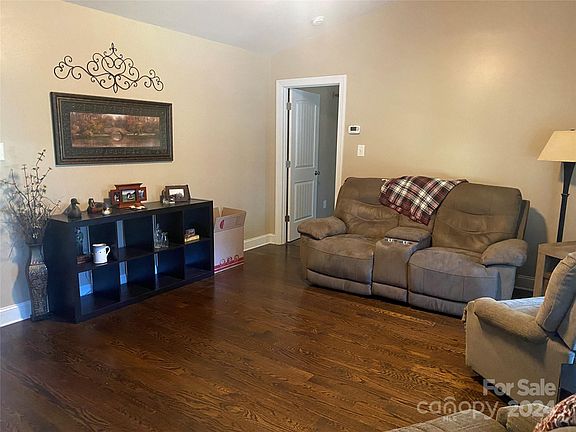 4th image of 134 Poplar Leaf Ln
