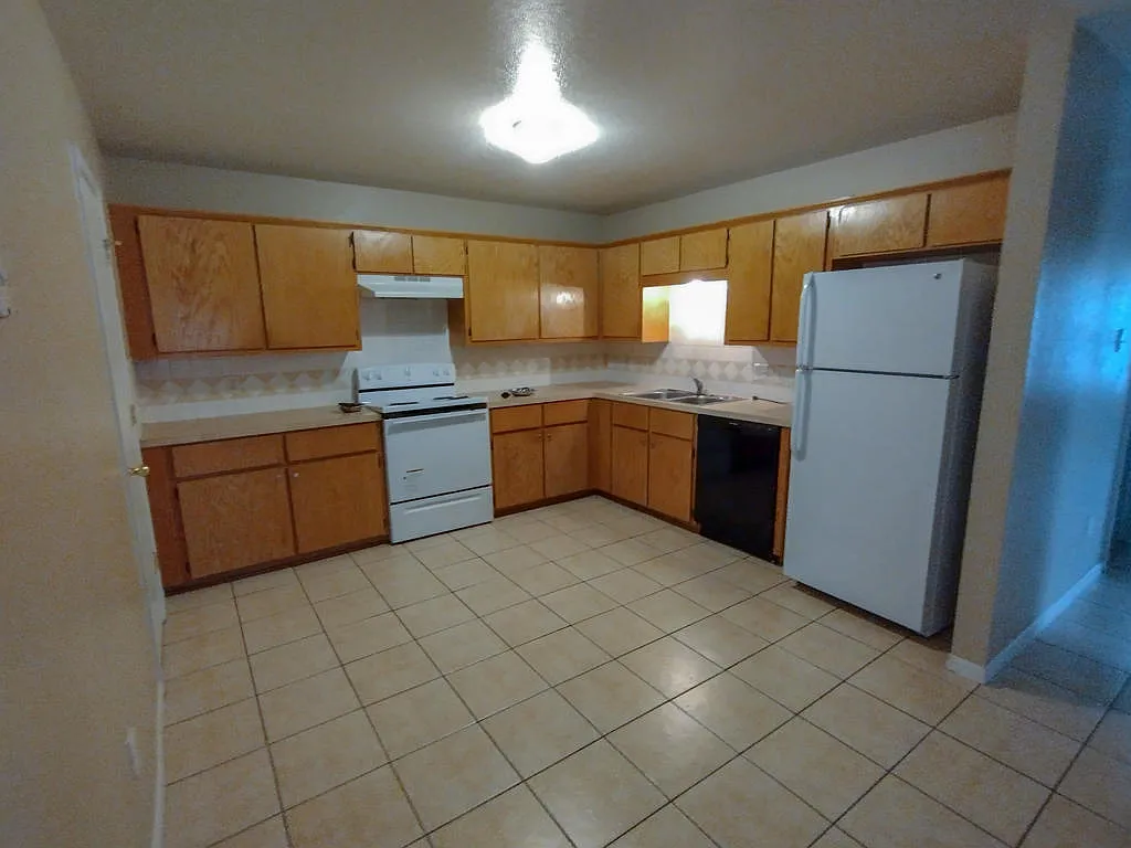 3 bed, 1152 sqft, $1,295 — Photo 3