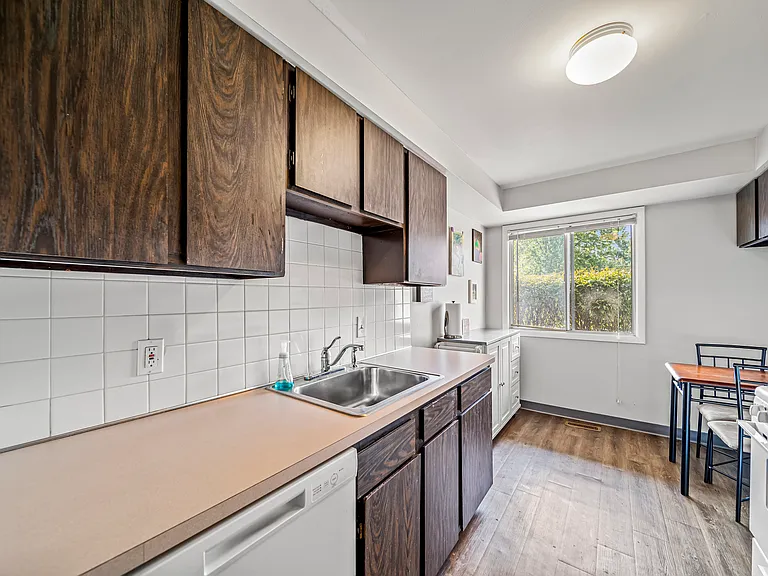 Heatherstone Apartments — Photo 14