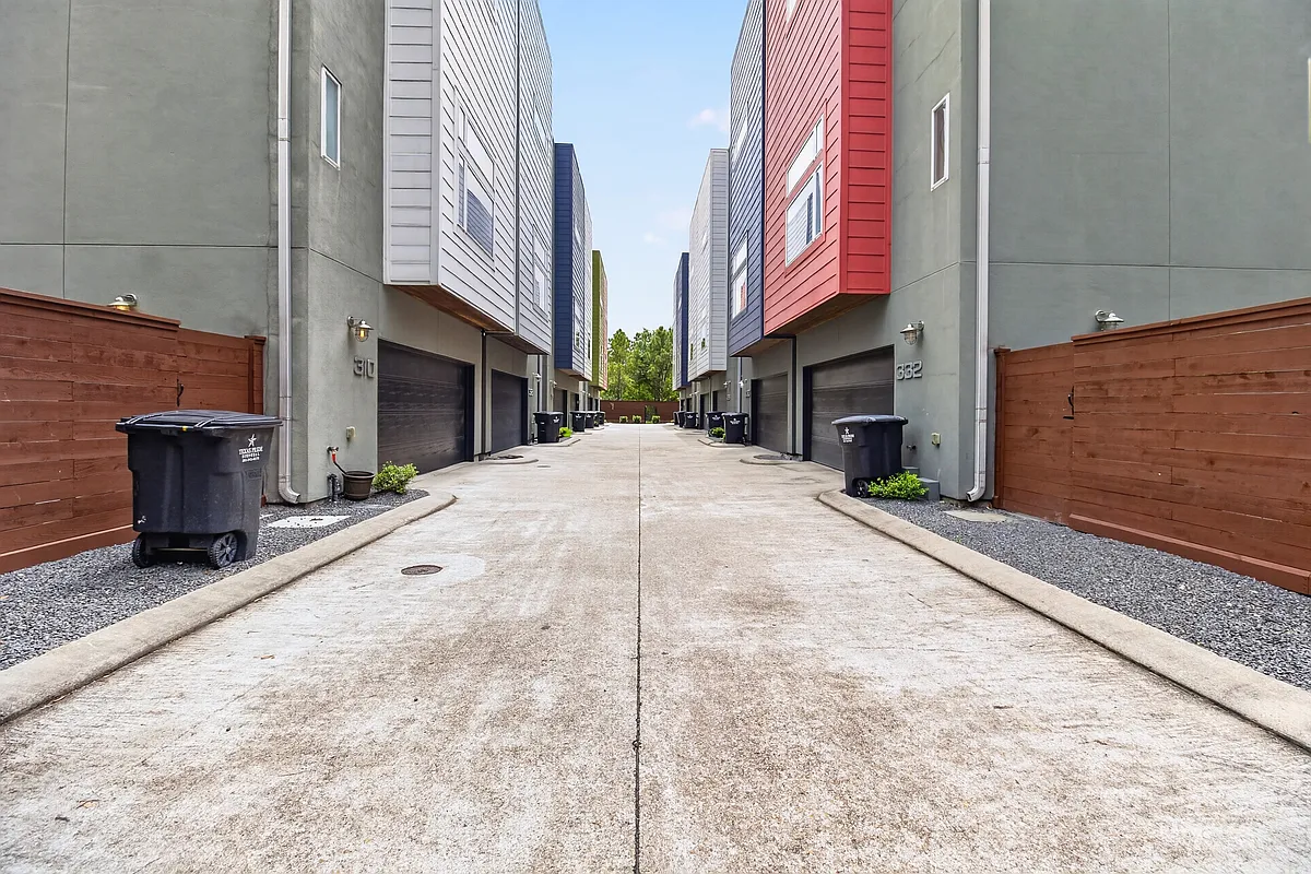 Gated driveway - 318 W 6th St