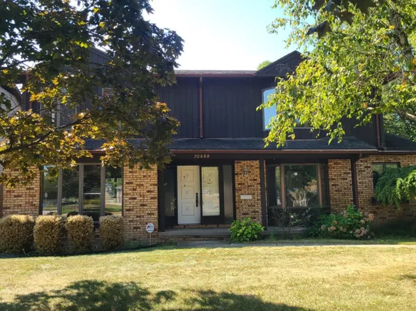 20688 Woodland St, Harper Woods, MI 48225