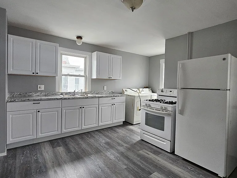 Spruce St — Photo 1