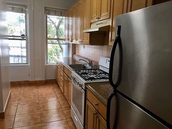 2nd image of 170 Nassau Ave #8