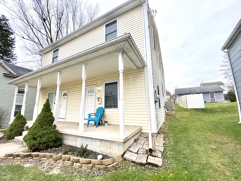 958 Ash St — Photo 3
