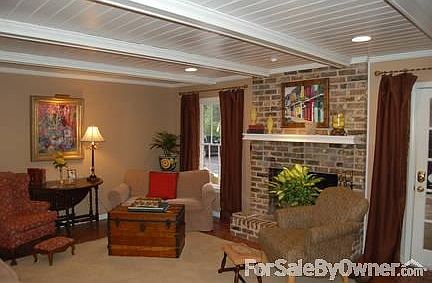 Den
						:
						Big wood burning fireplace