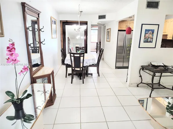 9061 Sunrise Lakes Blvd APT 102, Fort Lauderdale, FL 33322