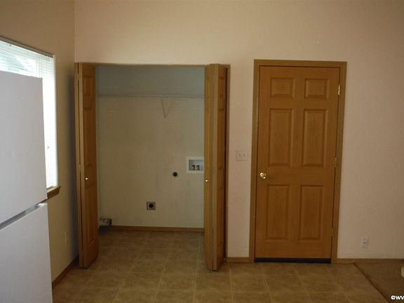3rd image of 926 Molokai St SE
