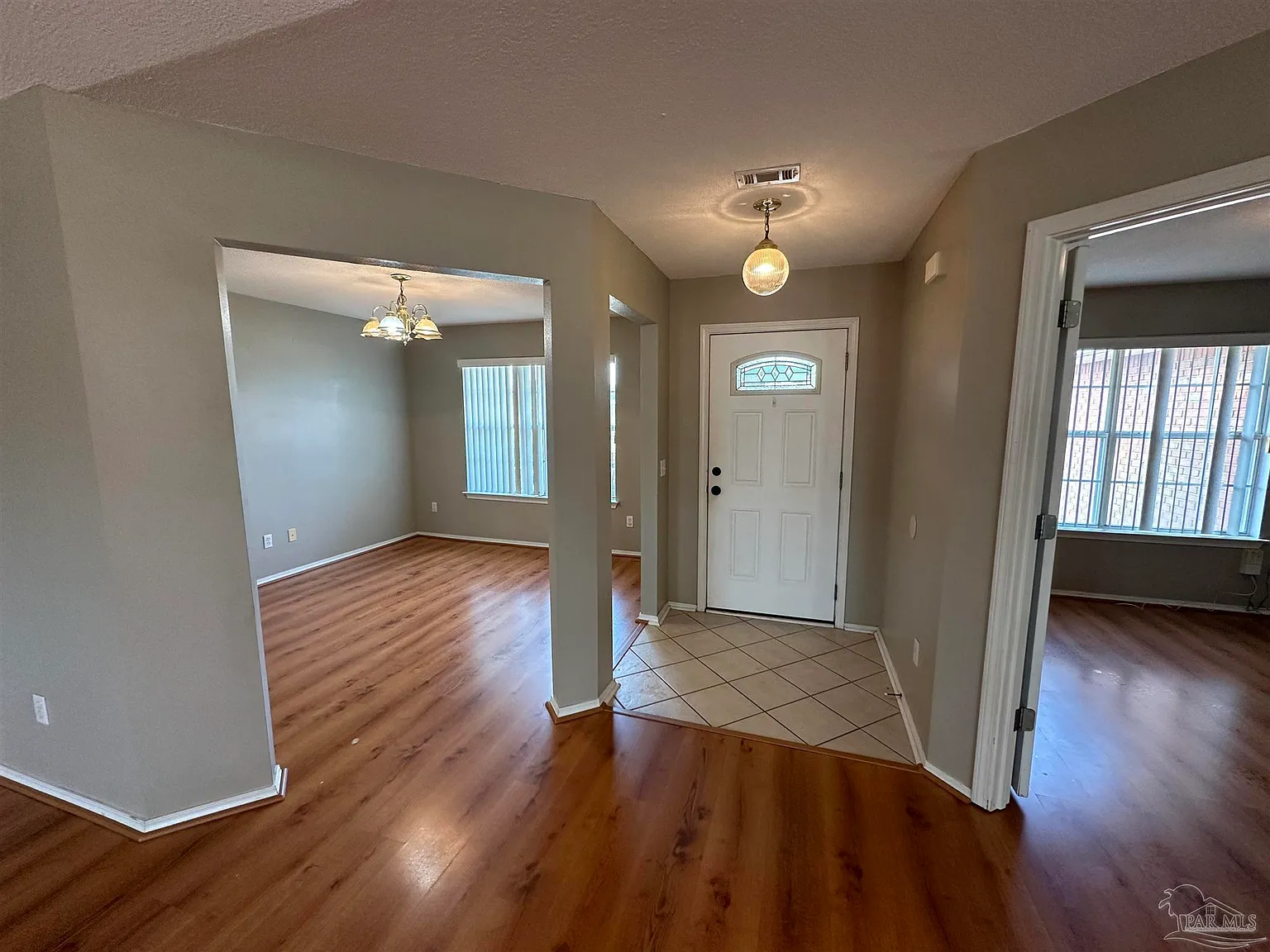 4 bed, 2.0 bath, 1900 sqft, $1,950 — Photo 2
