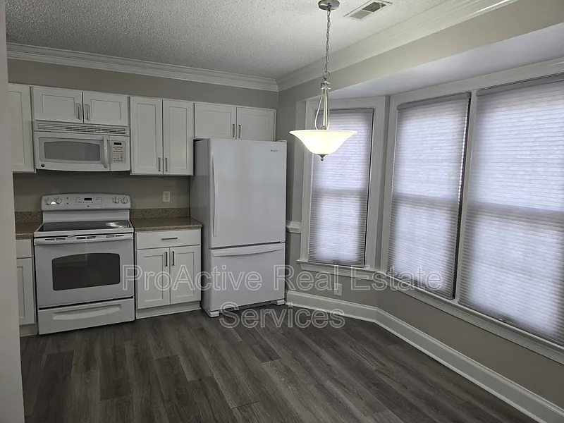 3 bed, 2.5 bath, 1643 sqft, $2,200 — Photo 2