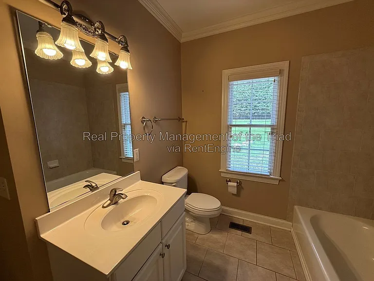 1016 Longhorn Ct — Photo 13