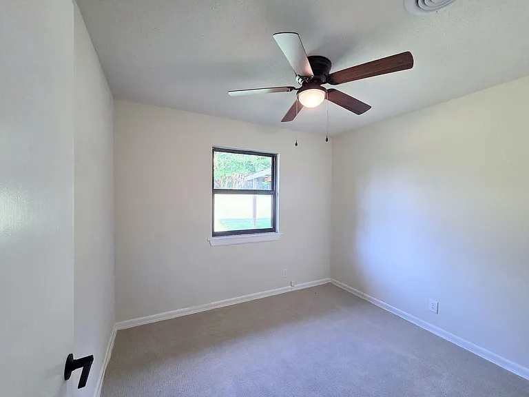217 Ross Ave — Photo 8
