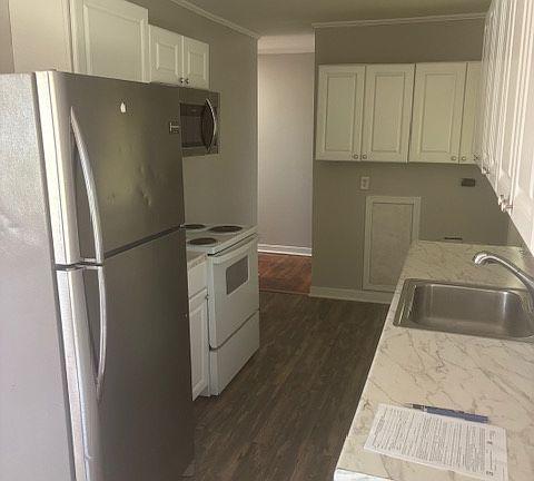 3rd image of 2000 Bailiff St