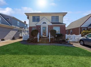 26412 82nd Ave, Glen Oaks, NY 11004