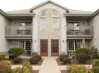 921 Quinlan Dr, Pewaukee, WI 53072