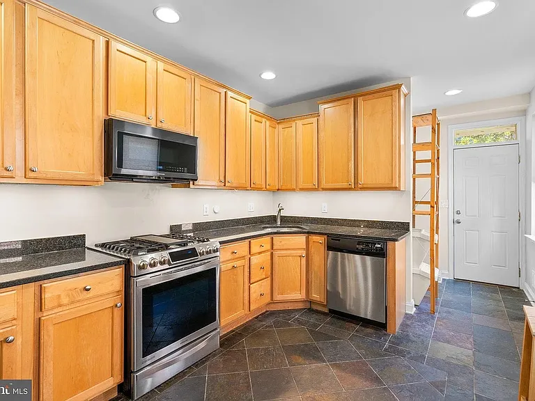 18 S Madeira St — Photo 21